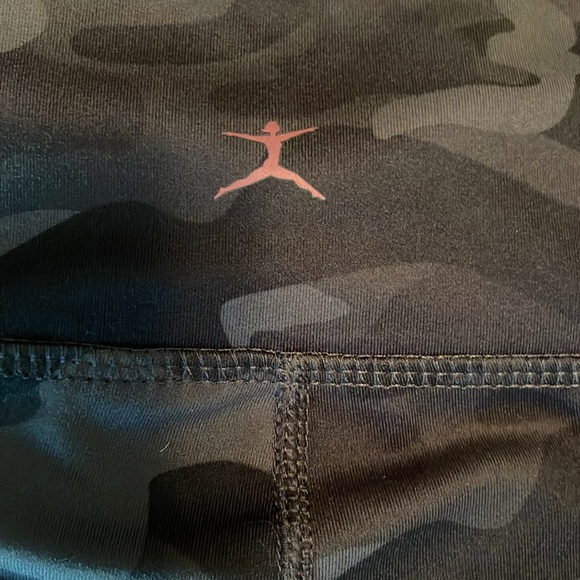 Danskin - Camo Leggings in Size Medium are NWT- hidden pocket - high waisted! - Picture 11 of 11